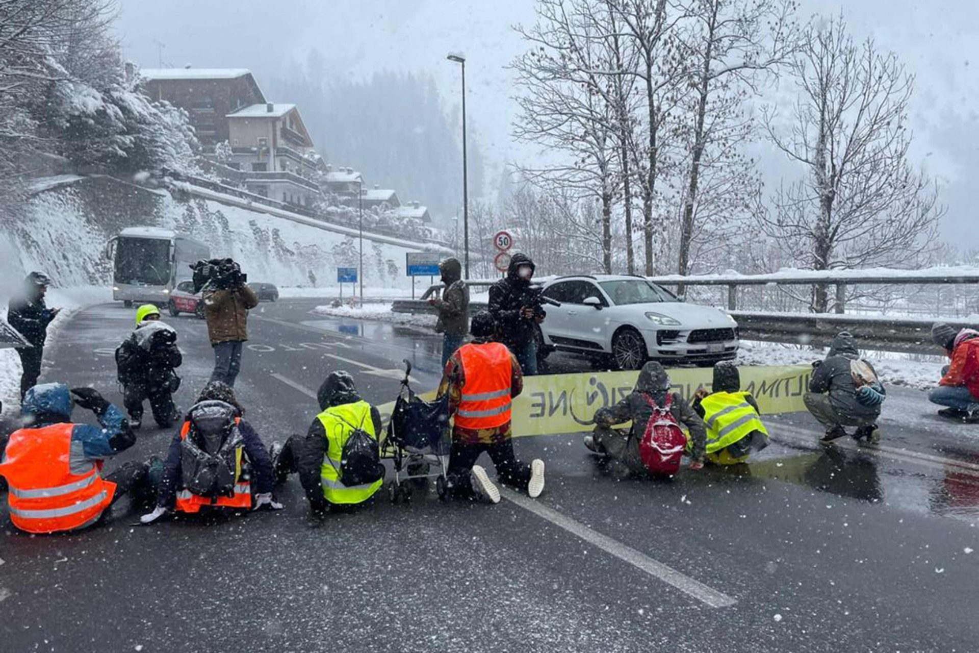 Manifestantes bloqueiam túnel de Monte Branco