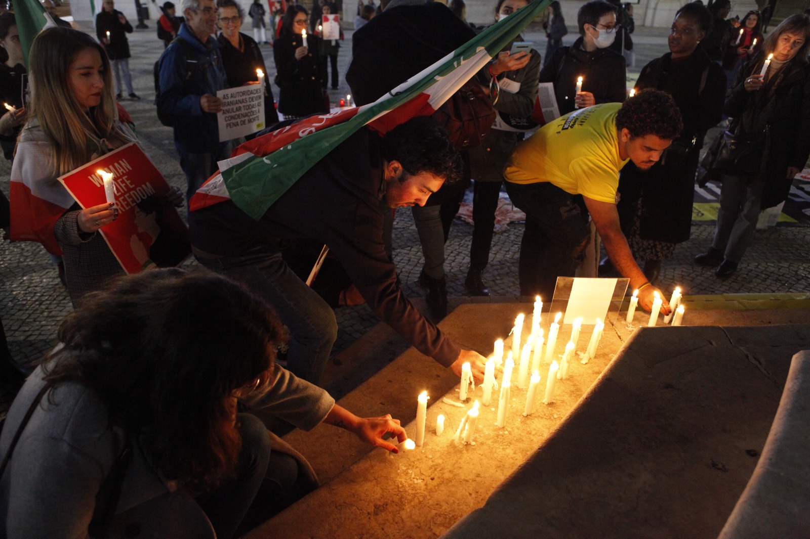 Fotogaleria da vigília de solidariedade com iranianos em Lisboa
