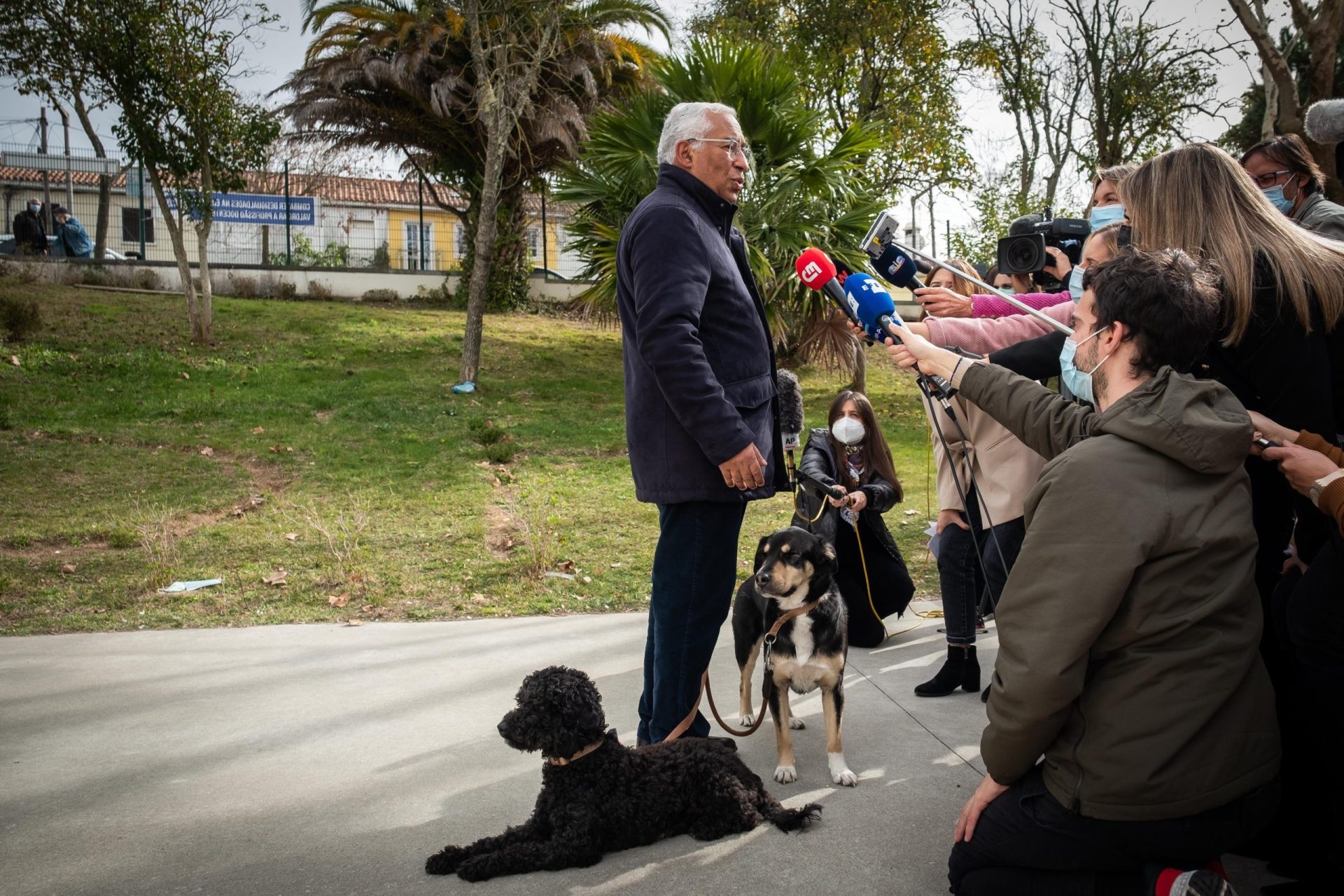 António Costa criticado por acompanhar a mulher às urnas