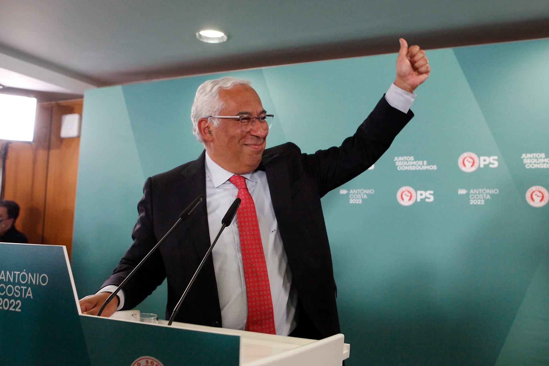 António Costa seca esquerda com resultado histórico