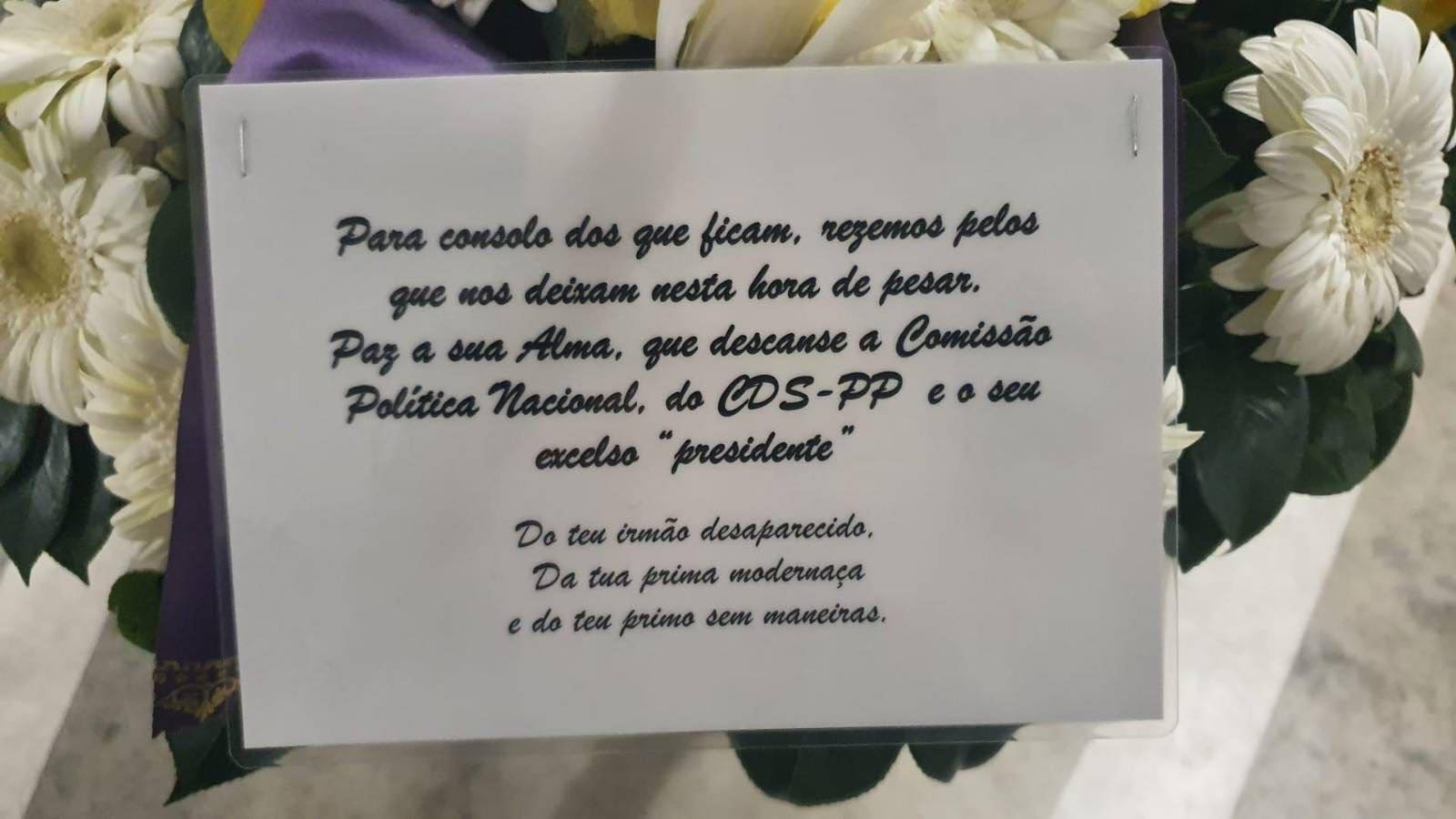 Coroa de flores com mensagem de pêsames entregue ao CDS