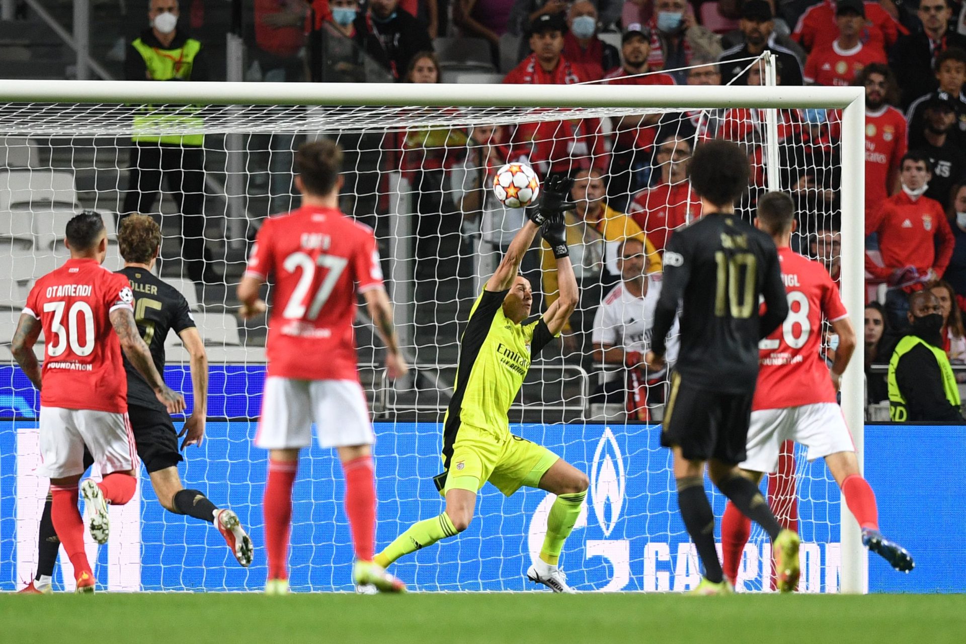 Covid-19 não dá folga a Benfica. Vlachodimos testa positivo