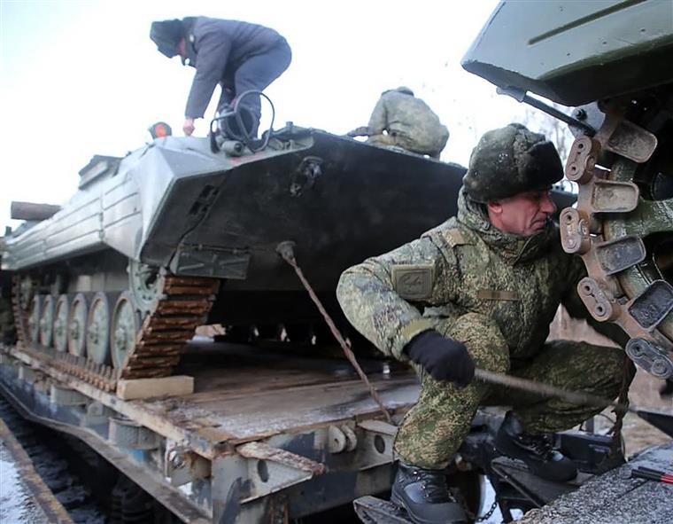 Tensão continua: Rússia e Bielorrússia dão início a exercícios militares perto da fronteira com Ucrânia