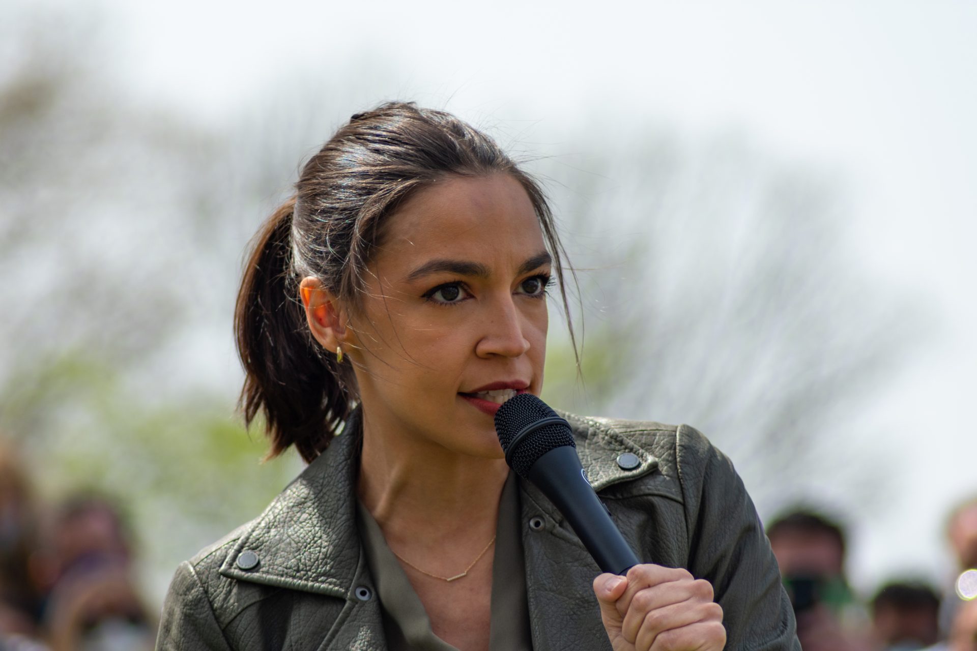 Há um &#8220;risco muito real&#8221;  de que a democracia dos EUA deixe de existir nos próximos 10 anos, alerta Ocasio-Cortez