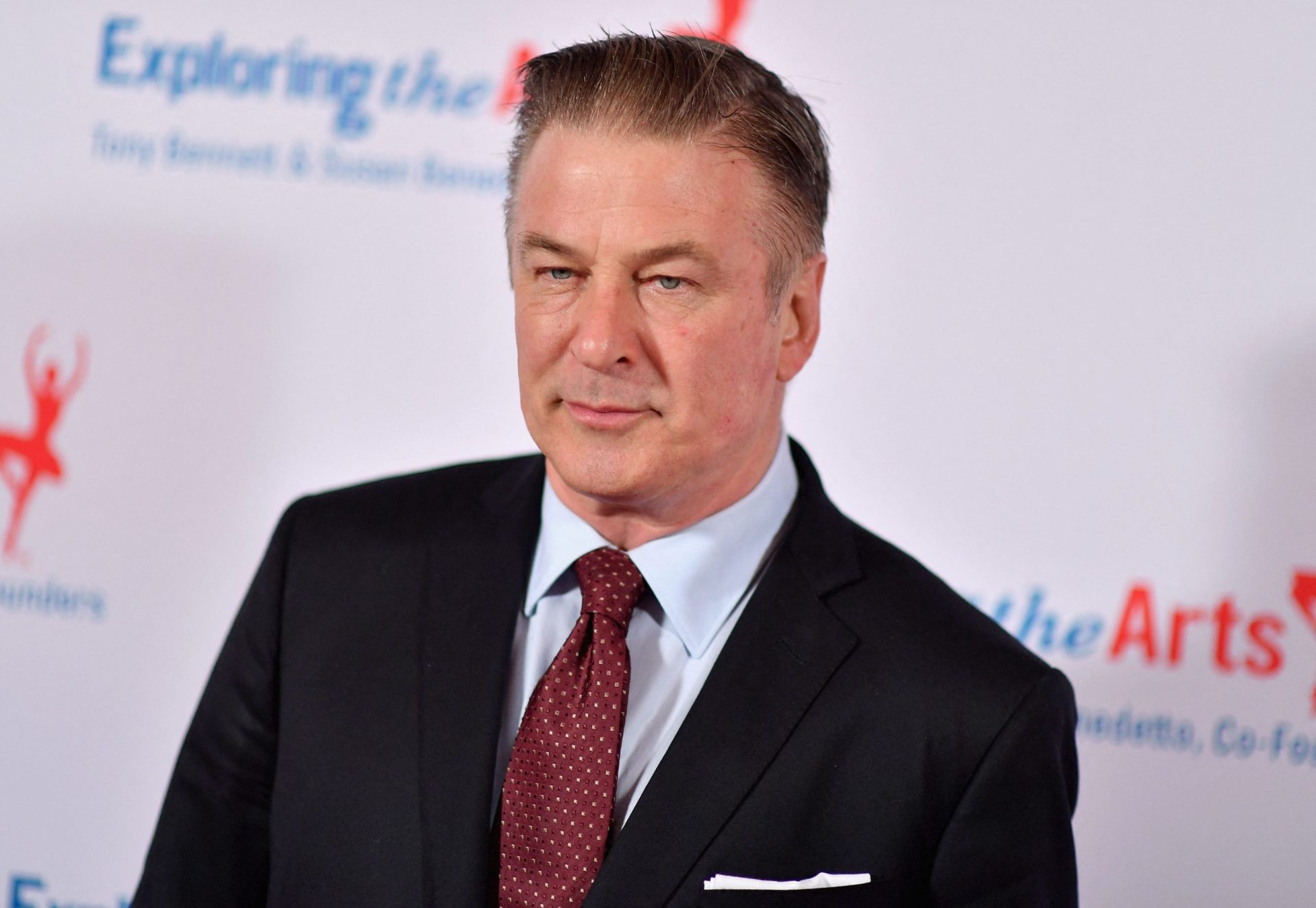 Família da diretora de fotografia alvejada no cenário do filme ‘Rust’ apresenta queixa contra Alec Baldwin