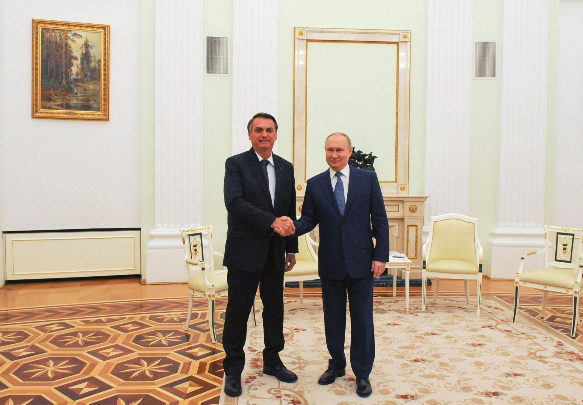 O reencontro entre dois grandes parceiros. Bolsonaro visita Putin com direito a aperto de mão