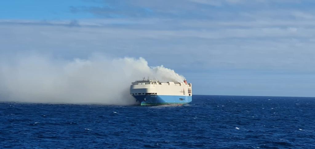 Navio que transportava carros da Volkswagen continua a arder e à deriva ao largo da ilha do Faial