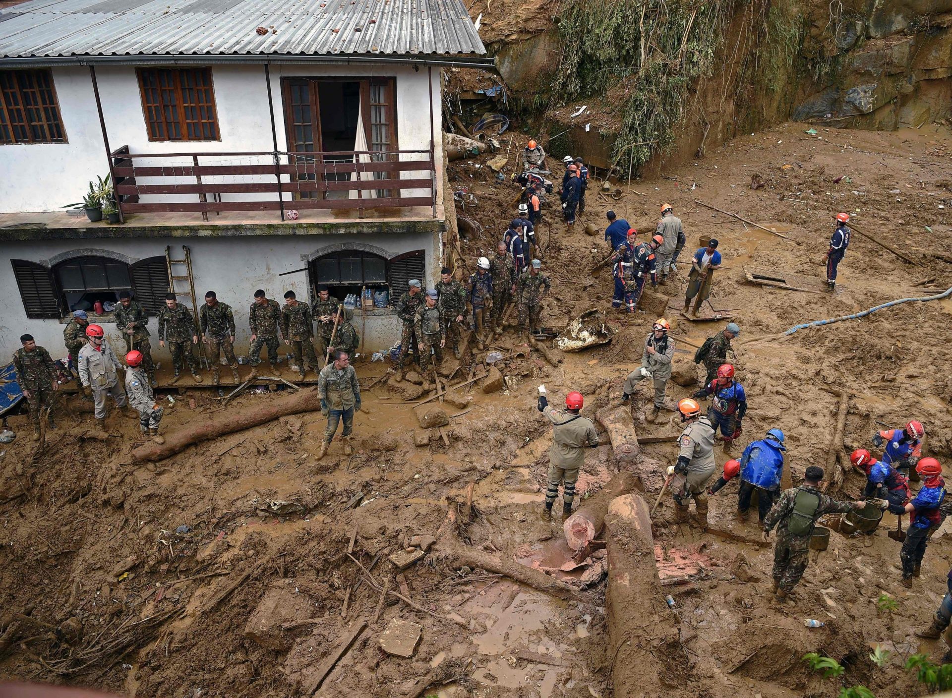 Enxurrada em Petrópolis provoca centenas de mortos e desaparecidos