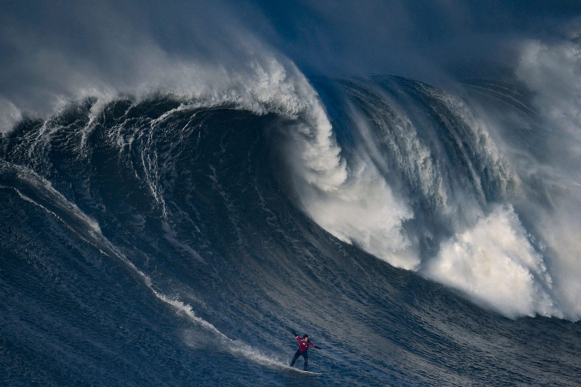 Nazaré. Surfistas atentos a possíveis ondas gigantes