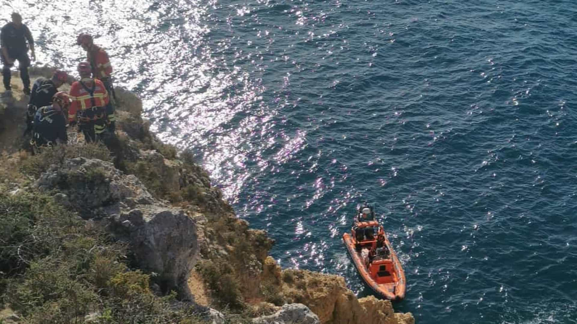 Pescador de 70 anos que caiu de uma arriba na Ponta da Piedade já foi resgatado