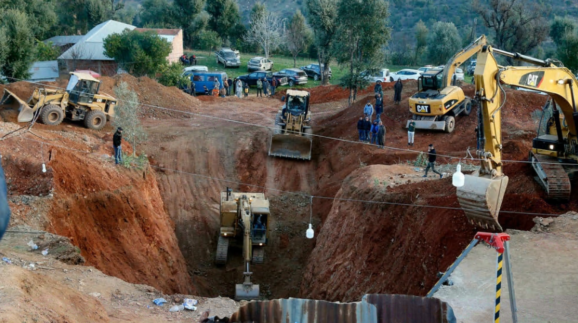 Socorristas lutam contra o tempo para salvar criança que caiu num poço em Marrocos há 4 dias