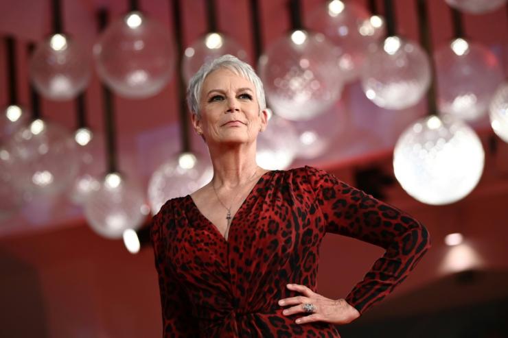 Jamie Lee Curtis encolhia a barriga desde os 11 anos. Aos 63 desistiu (finalmente) de o fazer