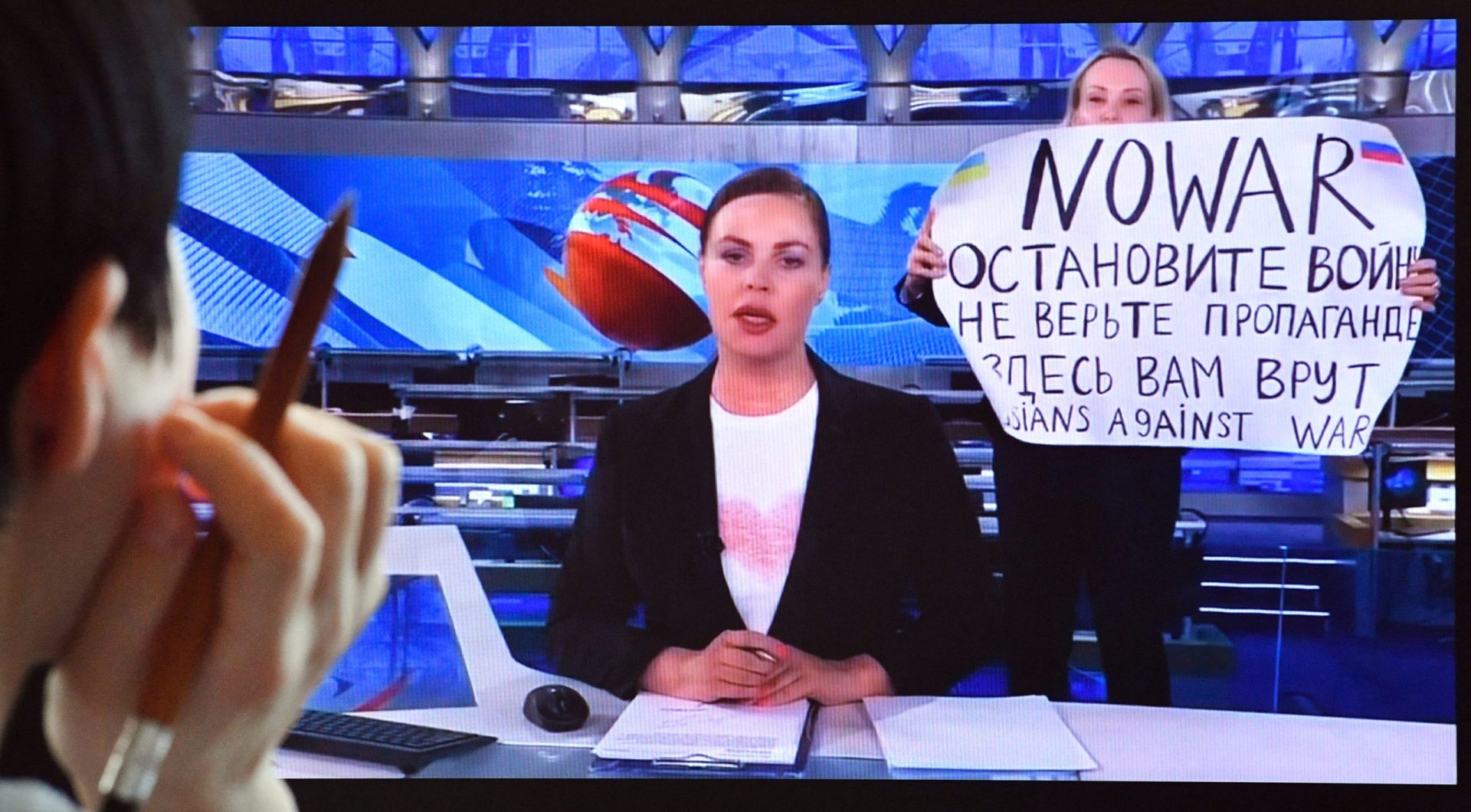 Após detenção, jornalista russa que apareceu com cartaz contra Moscovo durante emissão está desaparecida