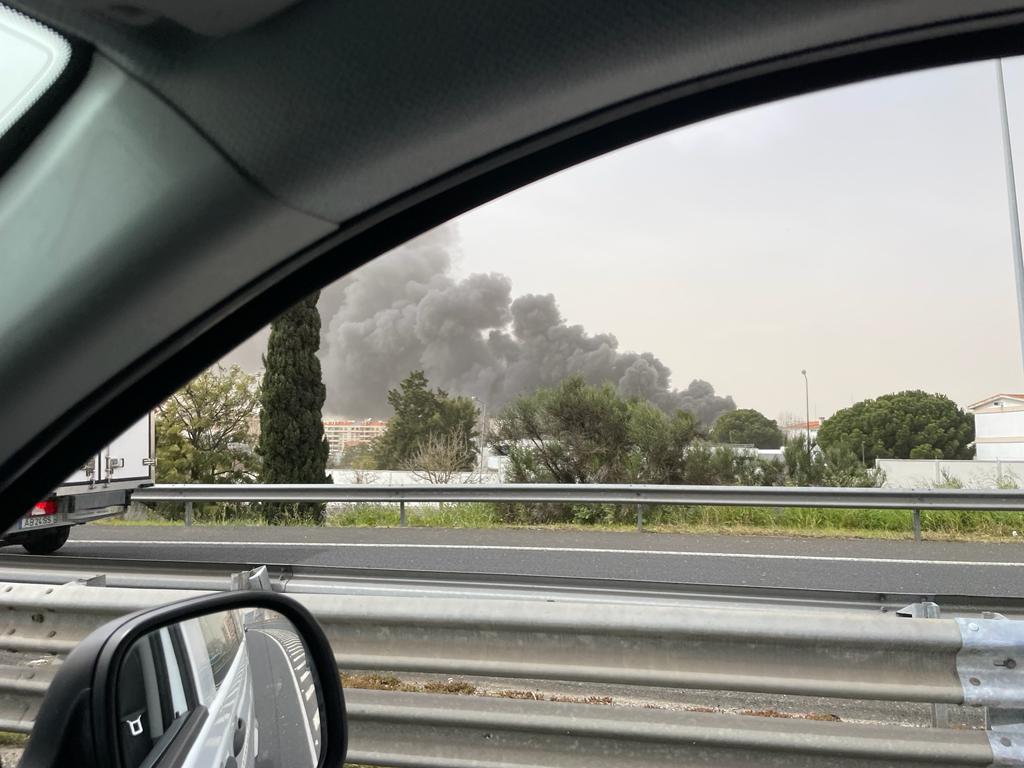 Incêndio de grandes dimensões num armazém de pneus na zona de Telheiras