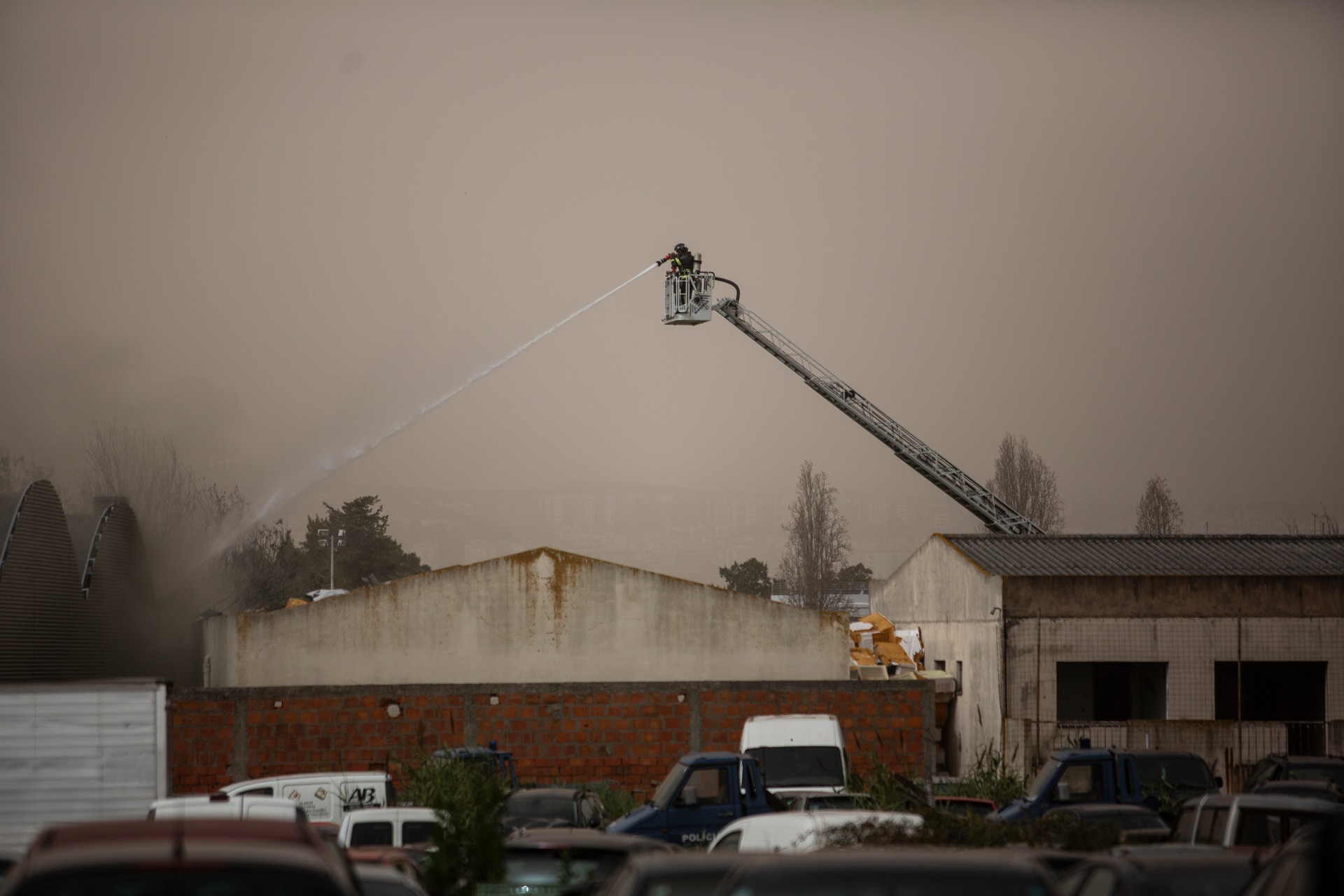 Chamas e fumo do incêndio aproximam-se das casas e obrigam à retirada de dezenas de pessoas | FOTOGALERIA