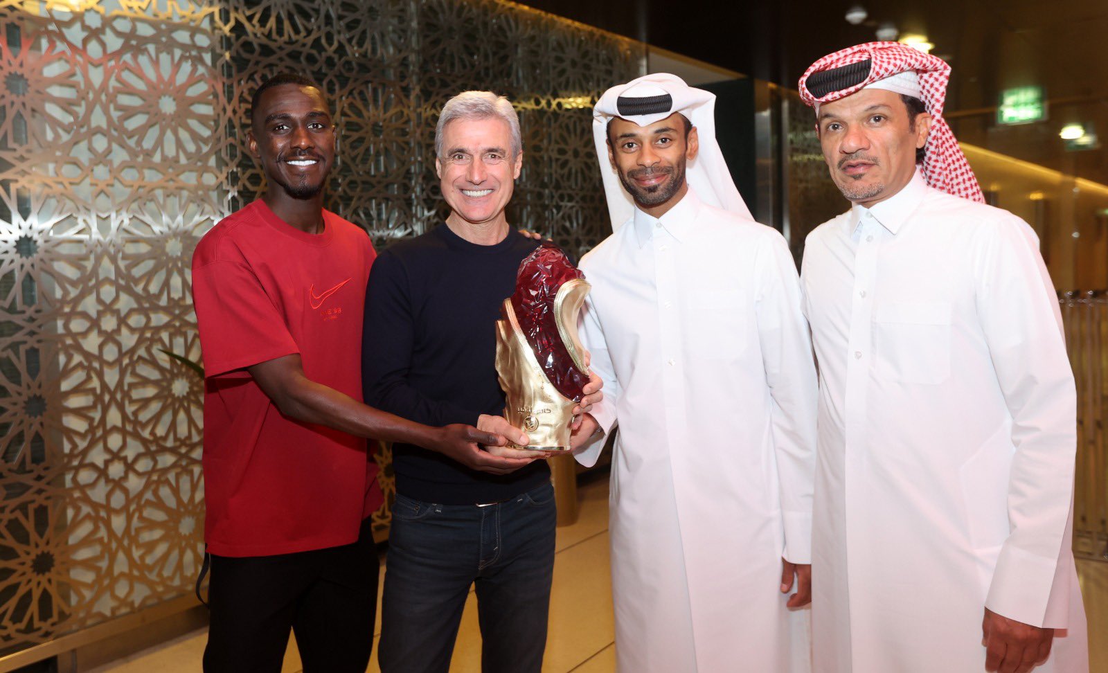 Antes da partida para o Brasil, Luís Castro foi homenageado pelo Al-Duhail