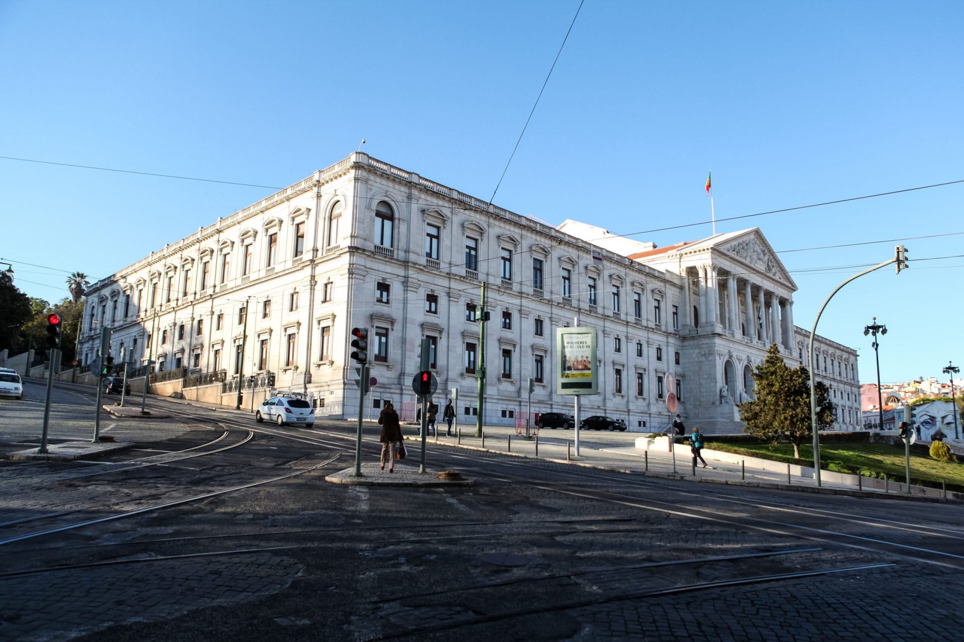 Estudantes protestam em frente à Assembleia da República