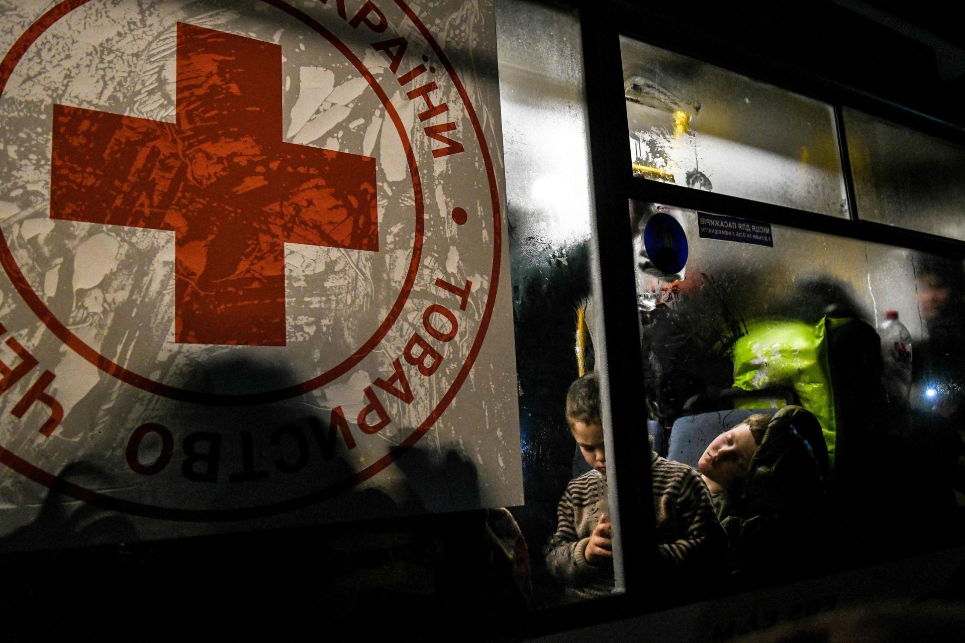 Ucrânia. Prédio da Cruz Vermelha bombardeado