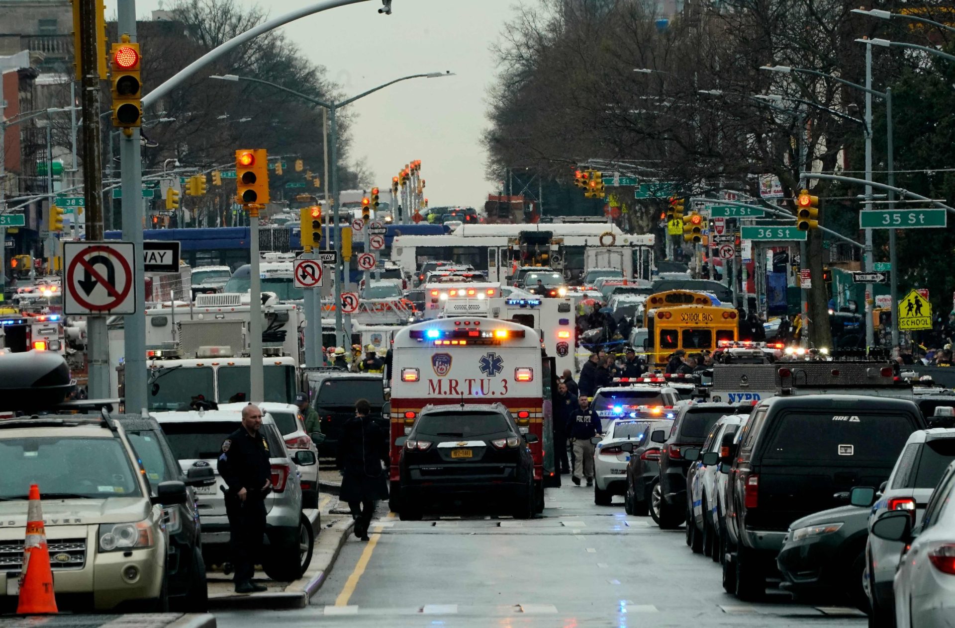 EUA. Tiroteio no metro em Brooklyn causa pelo menos 16 feridos, cinco estão em estado crítico