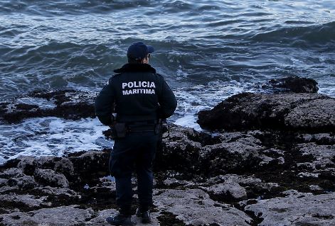 Cadáver encontrado no mar junto à praia de Santo Amaro em Oeiras