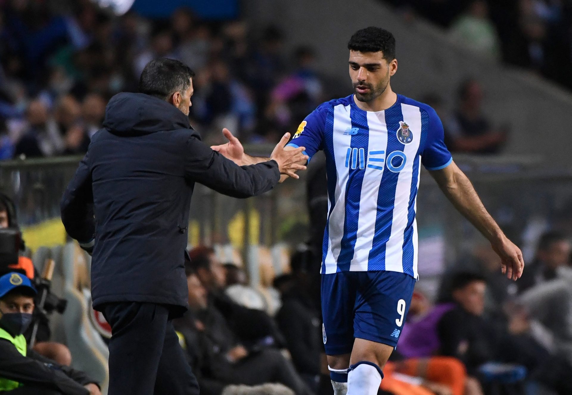 Porto goleia Portimonense 7-0 com direito a hat-trick de Taremi e bis de Evanilson