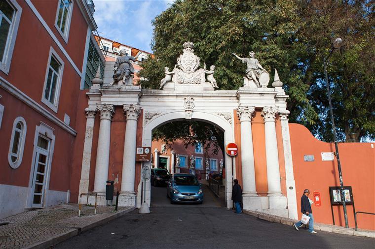 Lisboa. Homem sente-se mal e tem de ser resgatado de buraco com 12 metros de profundidade