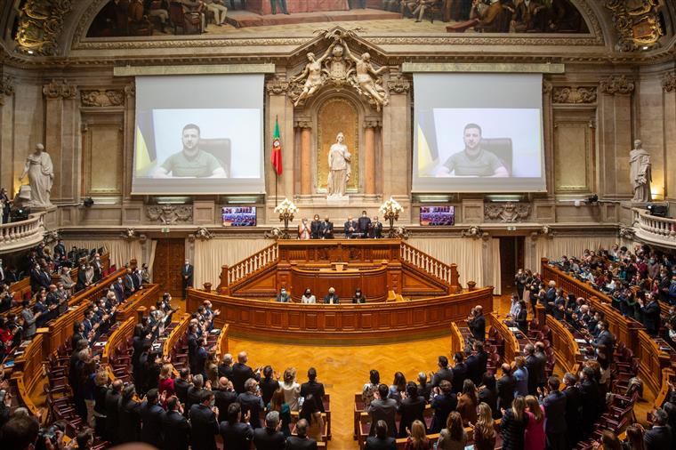 25 de abril. Santos Silva convida todos a visitarem a “casa da democracia”