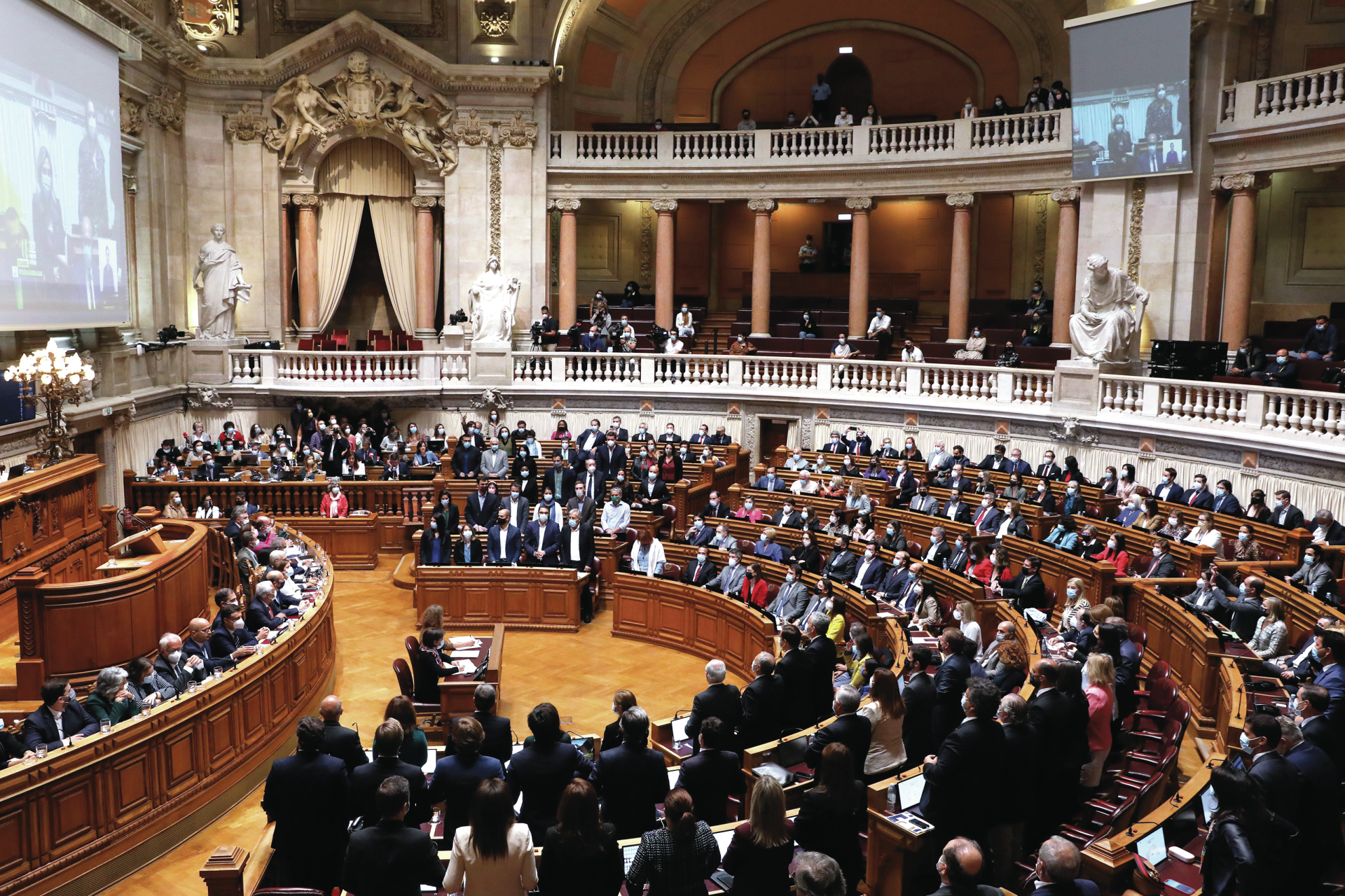 Da esquerda à direita, choveram críticas contra OE: incapaz de resolver os problemas do presente como do futuro