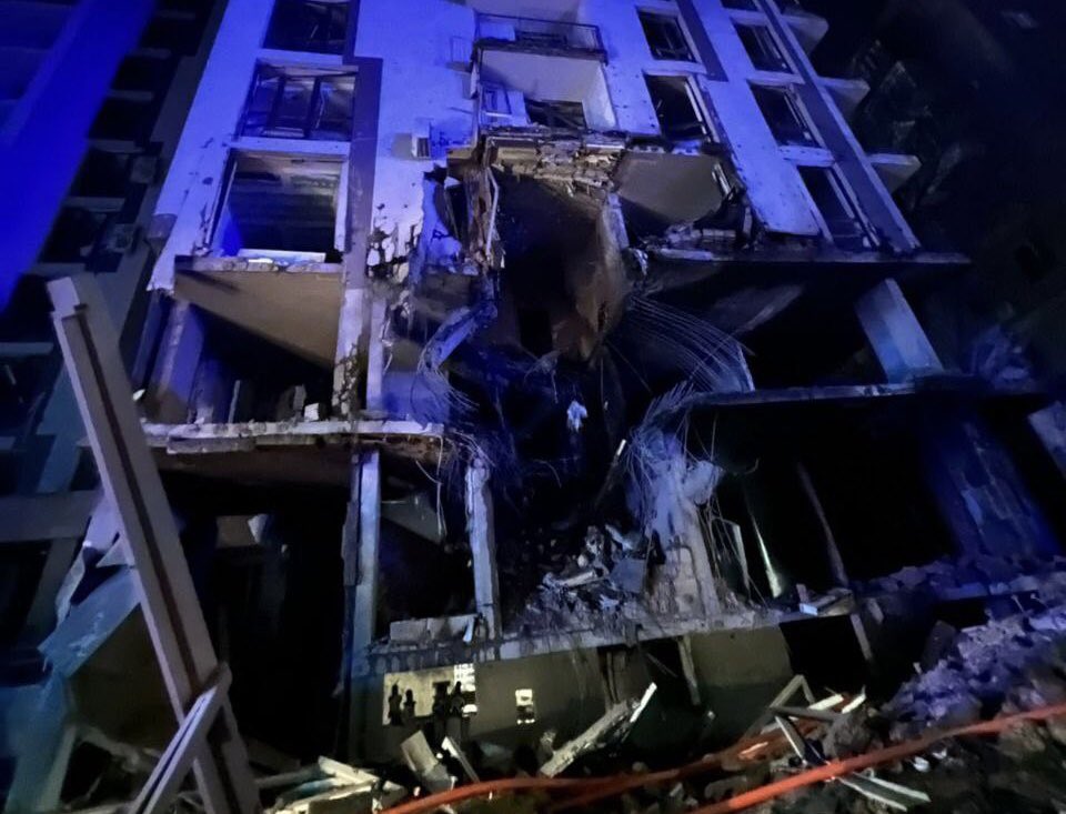 Pelo menos 10 feridos após dois mísseis russos atingirem prédio residencial em Kiev