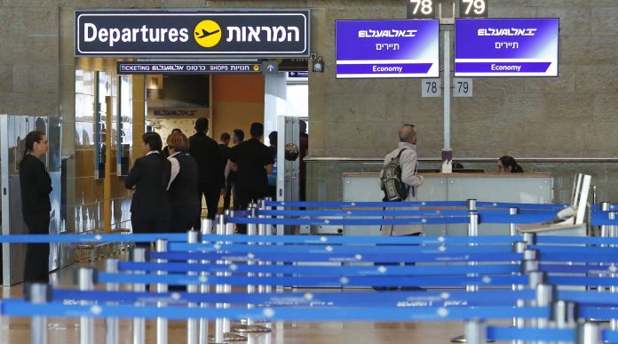 Família tenta embarcar com bomba não detonada e lança caos no aeroporto em Israel | Vídeo