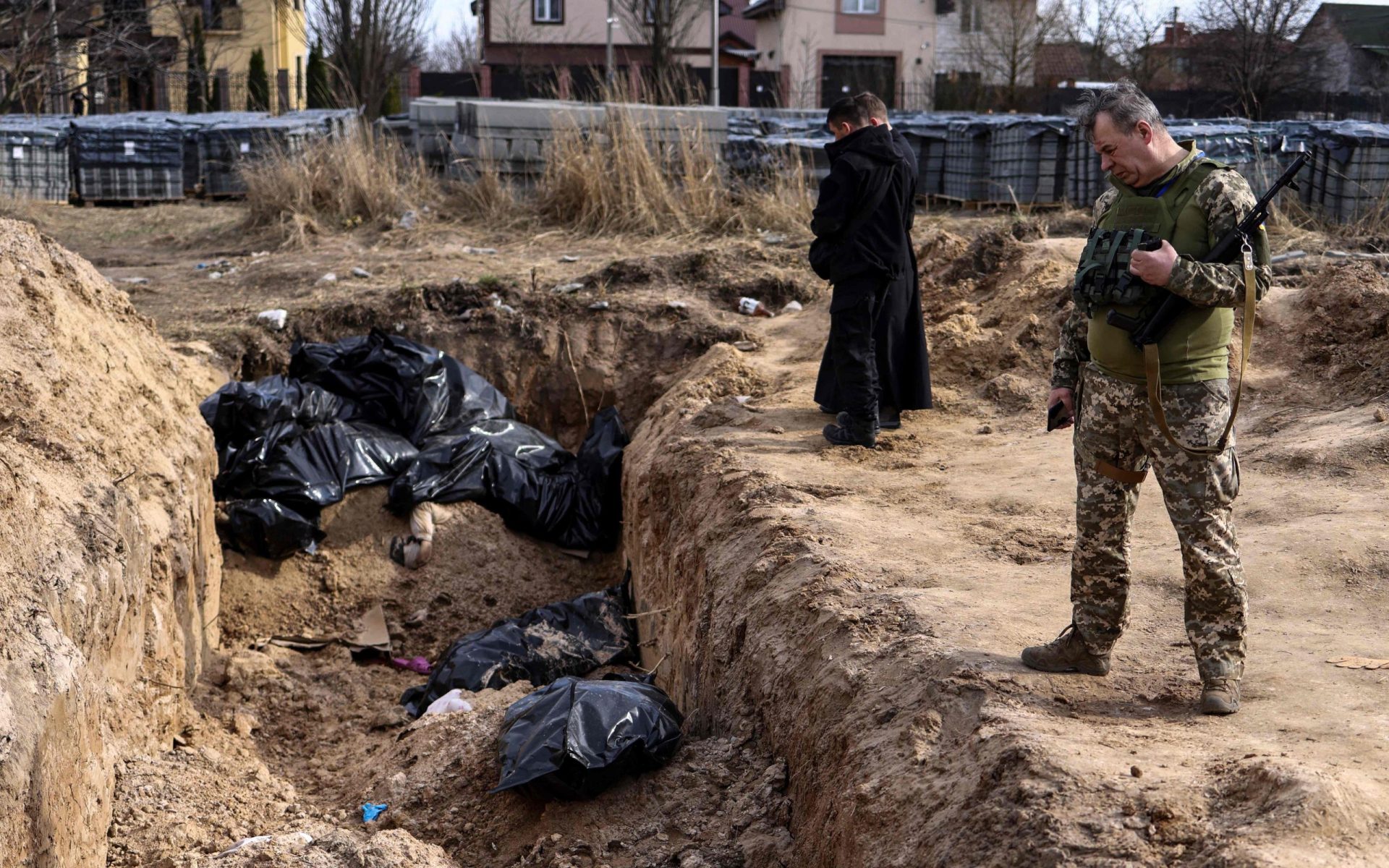 Polícia de Kiev encontra corpos de três homens num poço perto de Bucha. Estavam de mãos atadas e olhos vendados