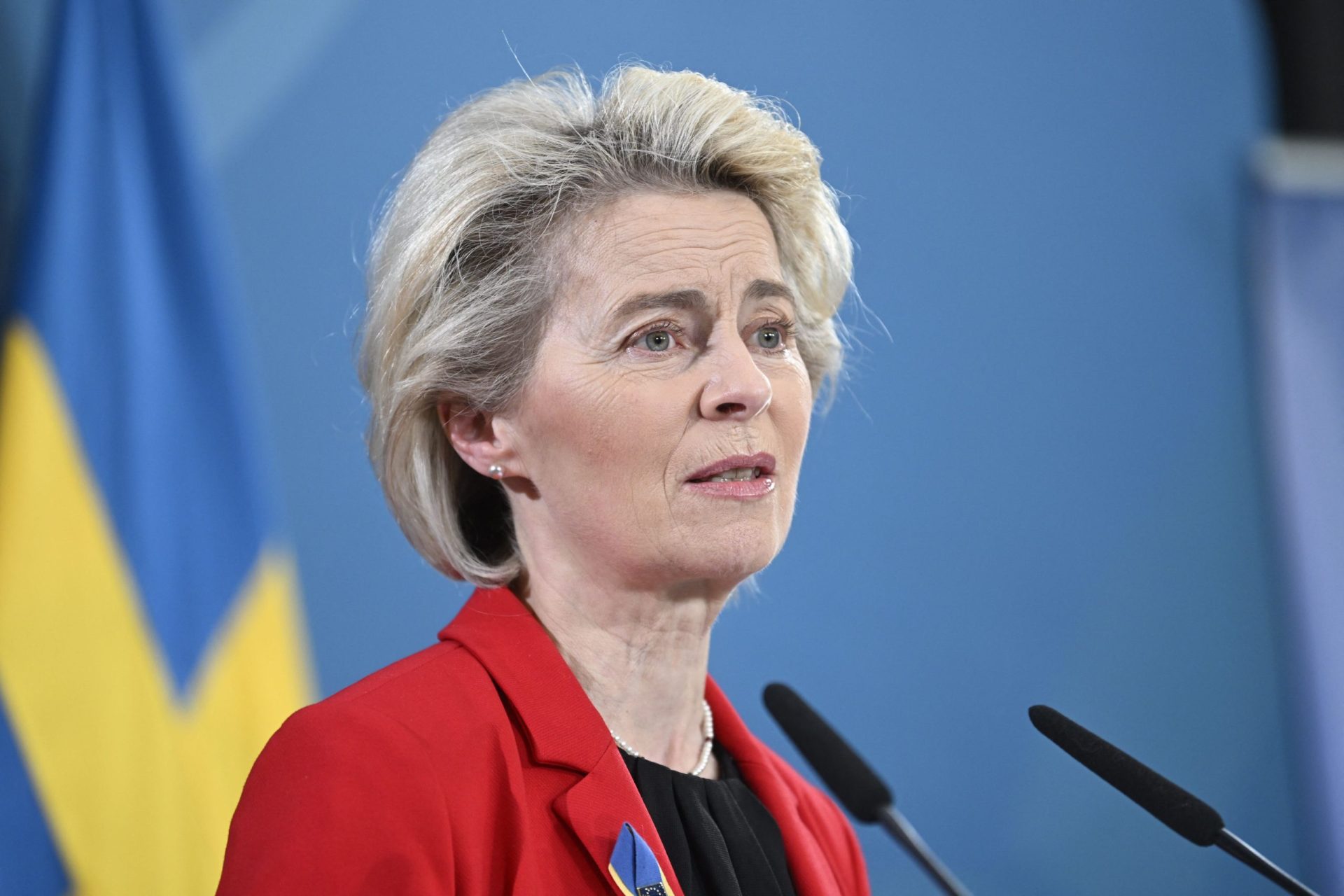 Von der Leyen  entrega a Zelensky processo de adesão à UE