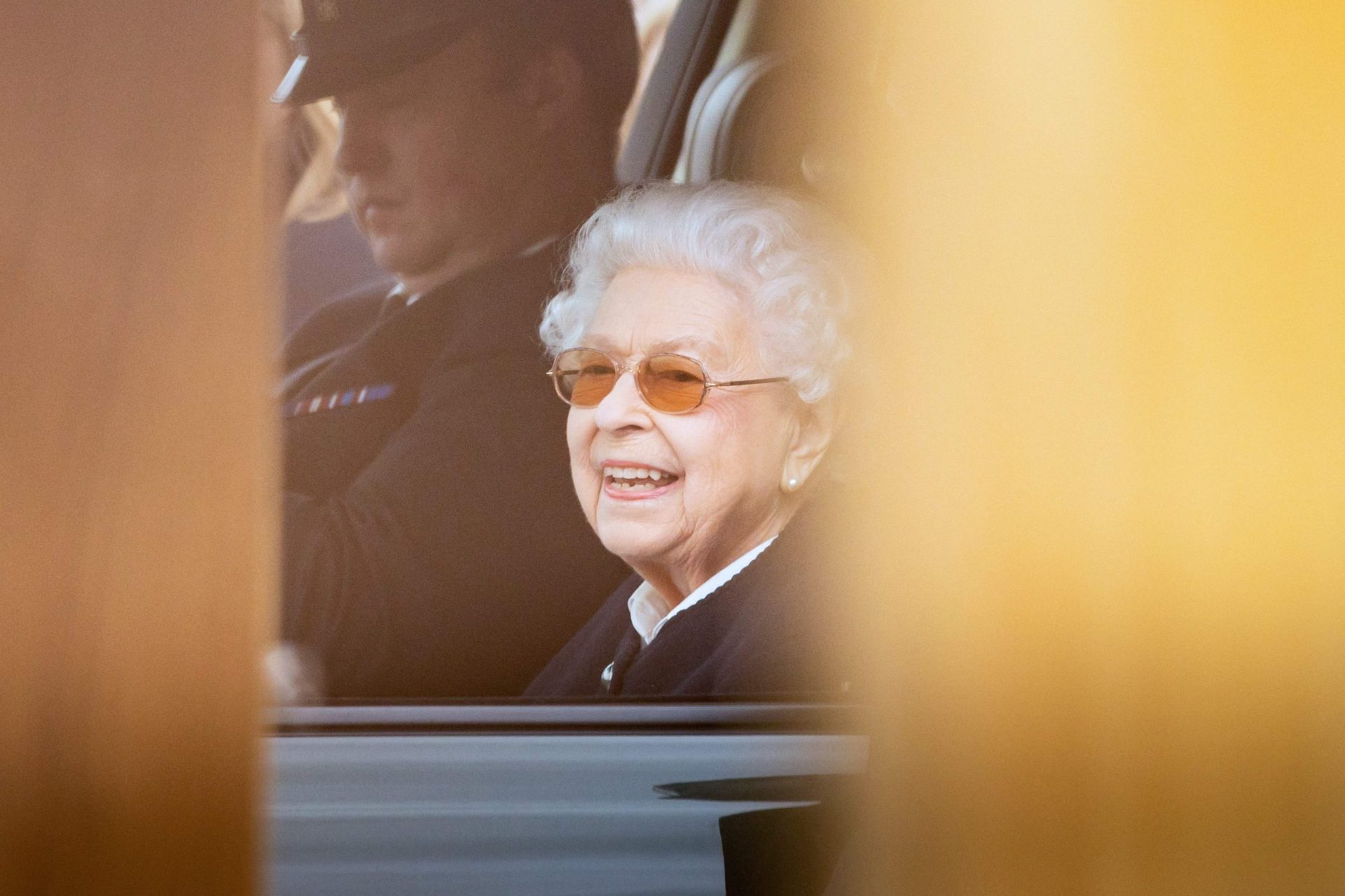 Rainha Isabel II aparece em público para assistir a competição de cavalos