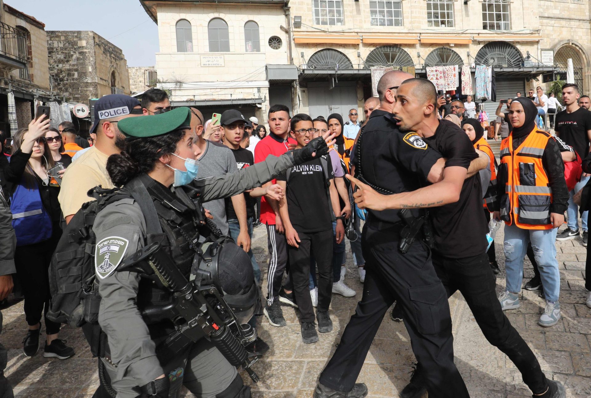 Forças israelitas atacam multidão presente no funeral de jornalista palestiniana assassinada