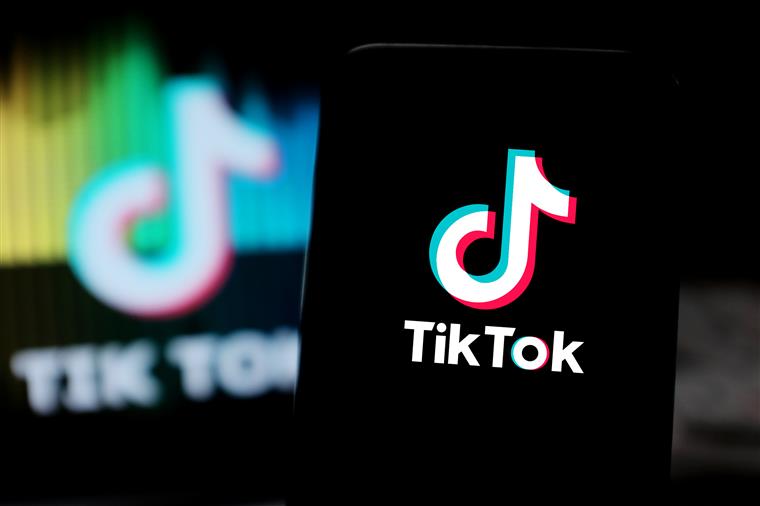 Tik Tok. Mãe processa rede social após filha morrer devido a desafio que consiste em suster a respiração até desmaiar