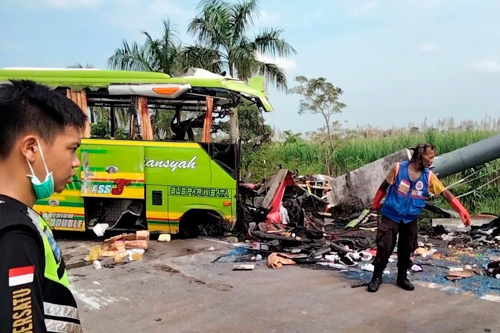 Indónesia. Acidente de autocarro provoca 14 mortos