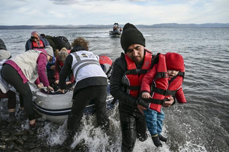 Cerca de 500 migrantes encontram-se à deriva num barco perto de Malta