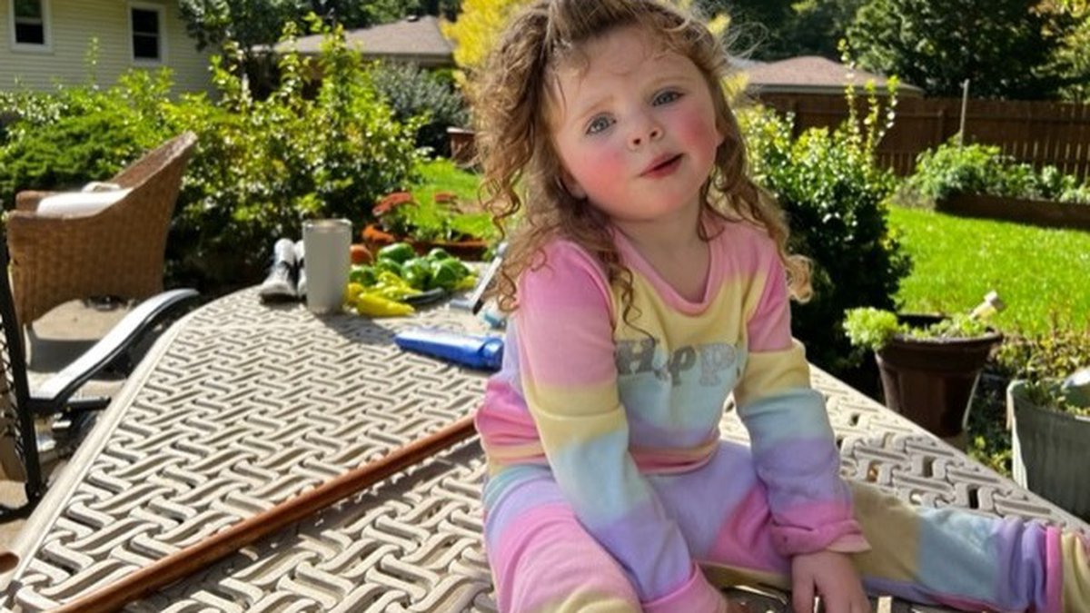 Menina autista de três anos é identificada depois de ter sido encontrada morta à beira de um lago