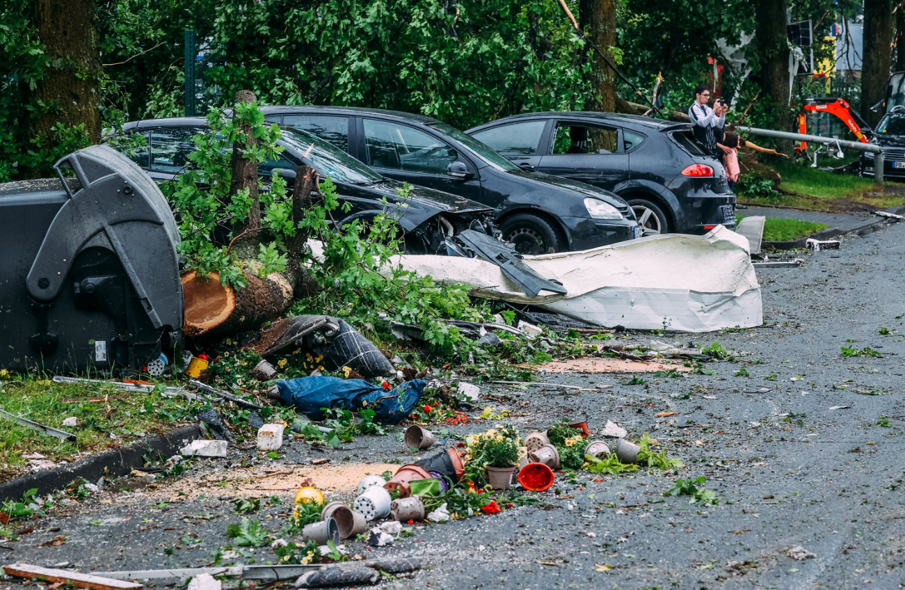 Tornado na Alemanha causa pelo menos 30 feridos, vídeos mostram rastro de destruição