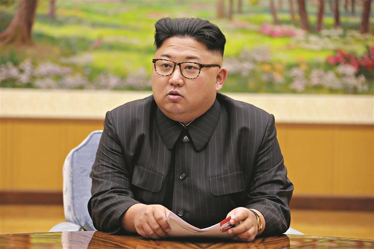 Coreia do Norte. Kim Jong-un carrega caixão de mentor