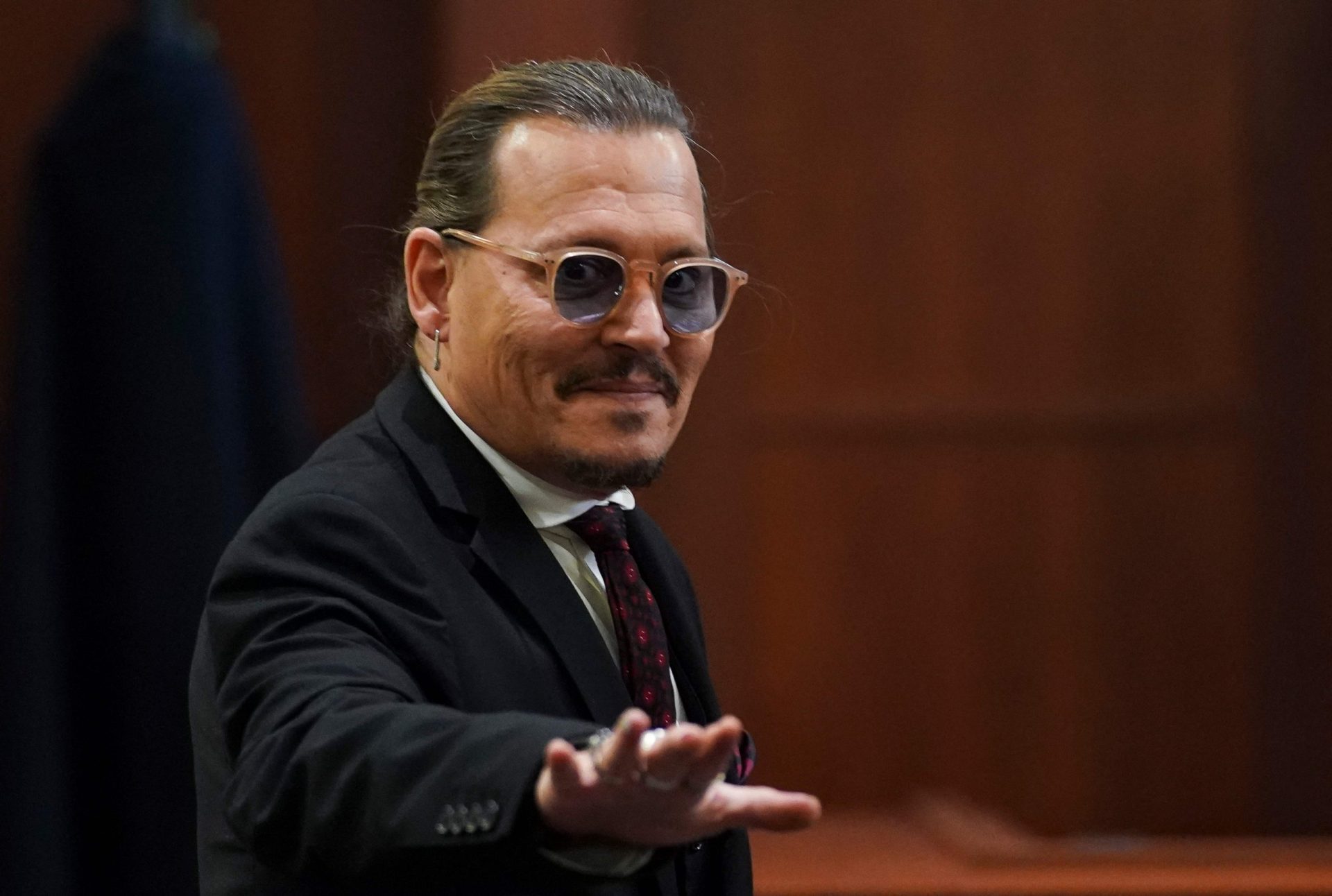 Mulher interrompe julgamento de Depp e Heard a gritar “Este bebé é teu”