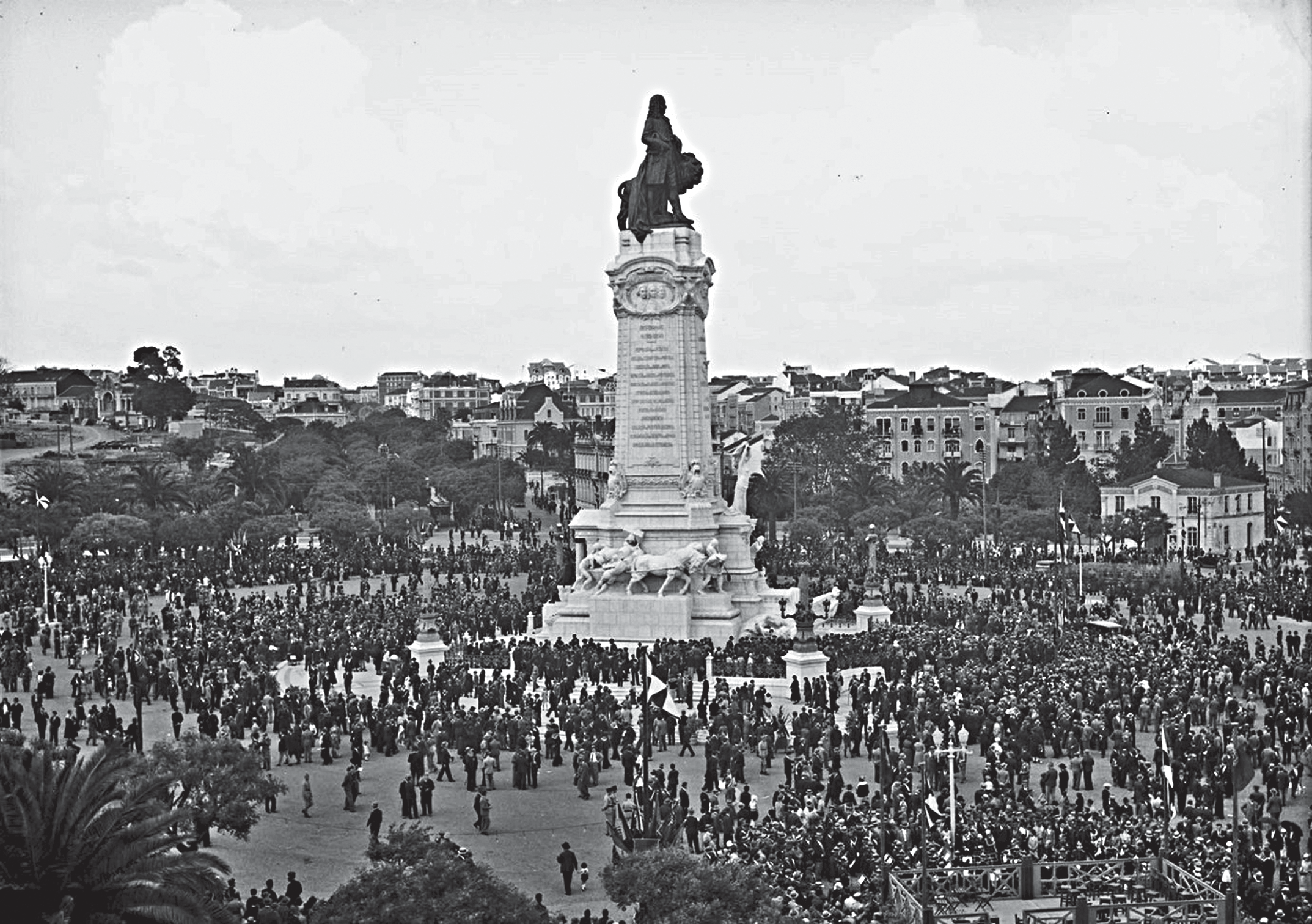 24 de Maio de 1934. Andavam a esculhambar a estátua do Marquês