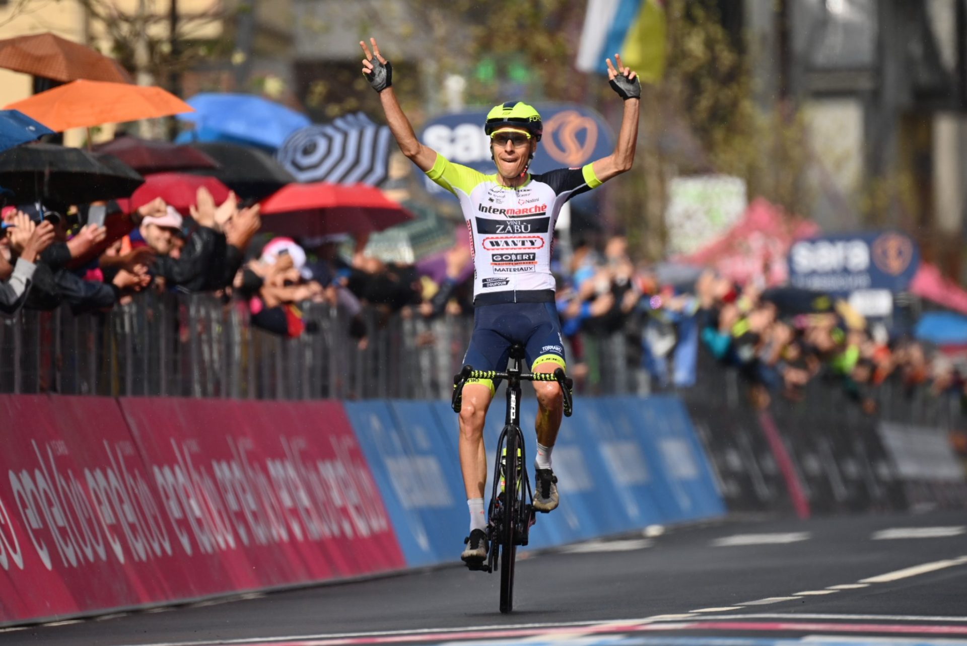 Jan Hirt conquista 16.ª etapa da Volta a Itália. João Almeida mantém terceiro lugar