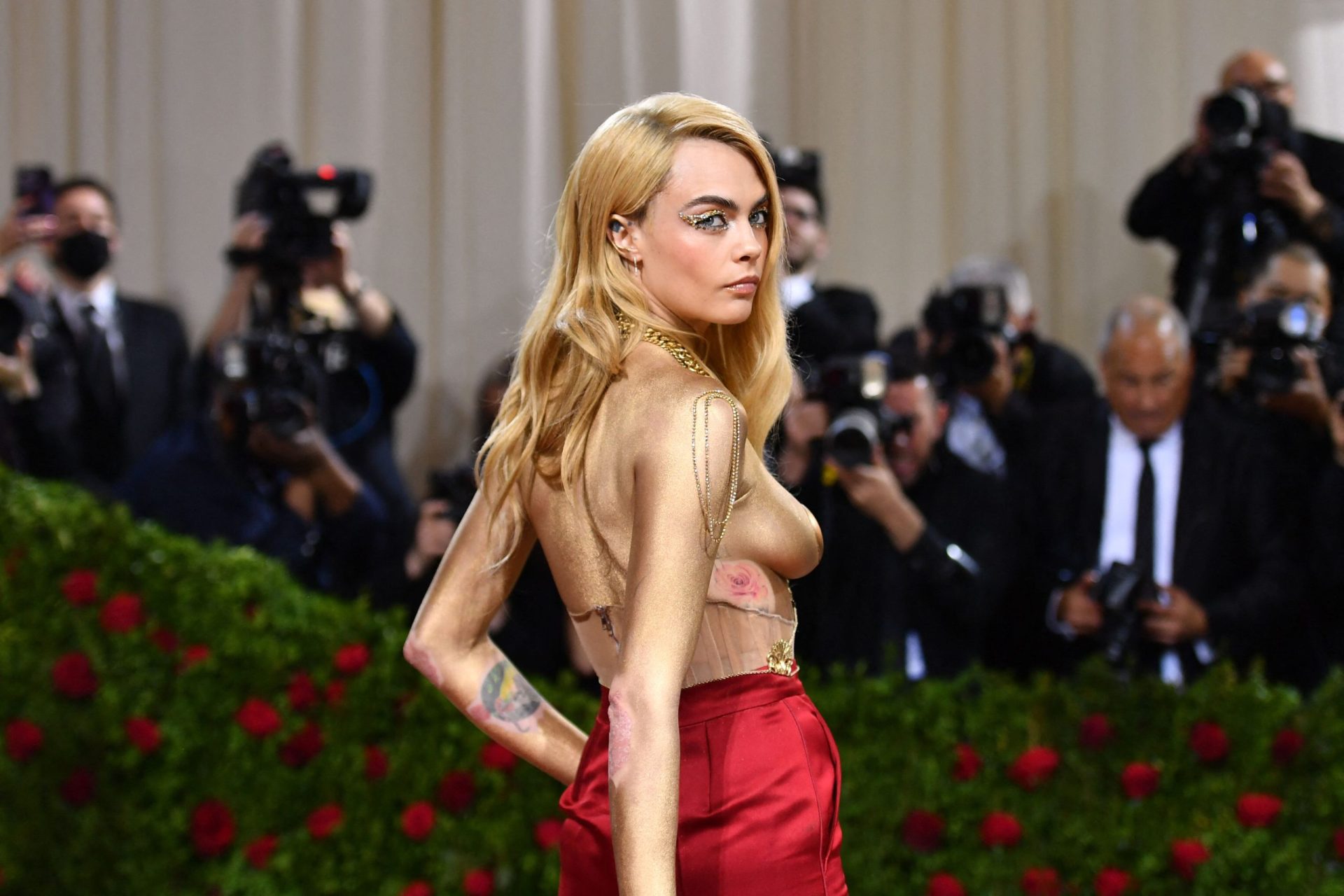 Modelo Cara Delevigne aparece em topless na Met Gala