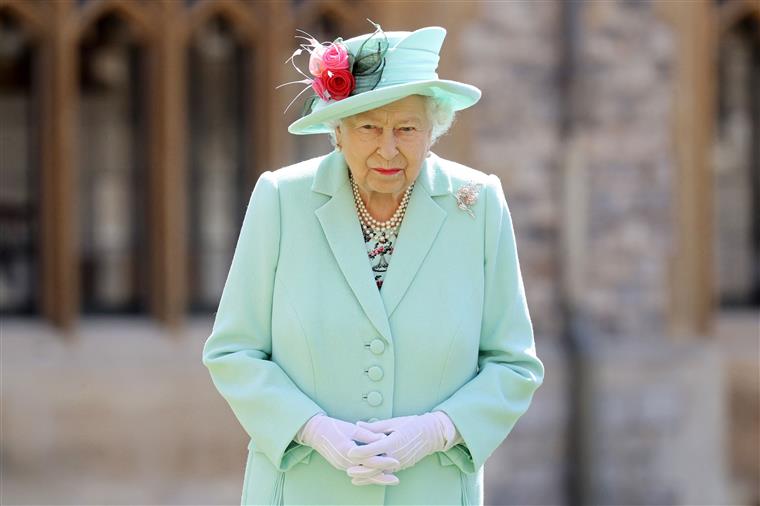 Rainha Isabel II vai faltar à abertura oficial do Parlamento britânico