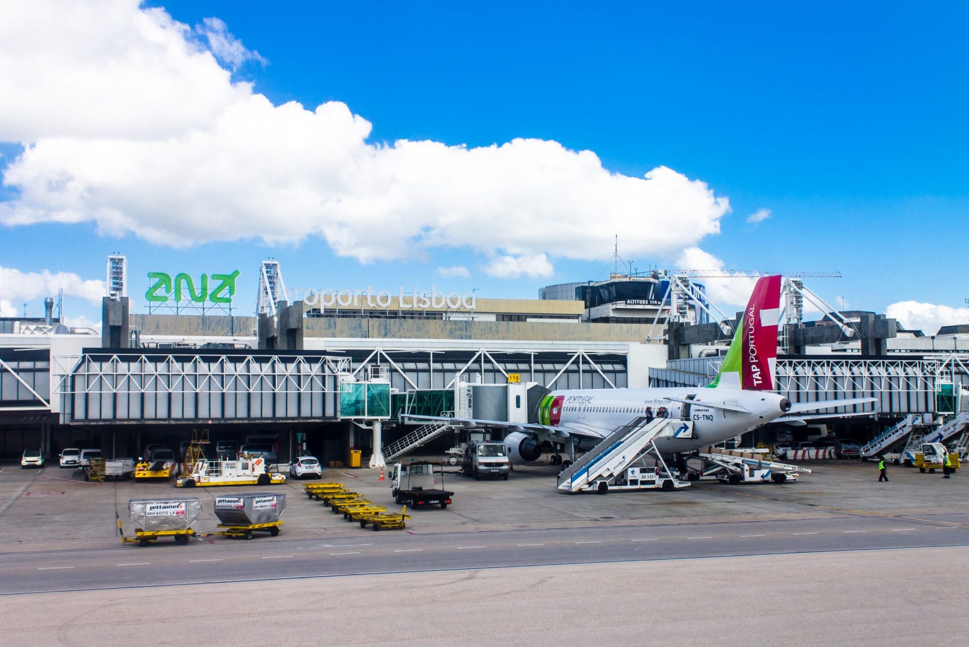 Filas de espera no aeroporto de Lisboa. SEF diz que foram causadas por “pico de passageiros”