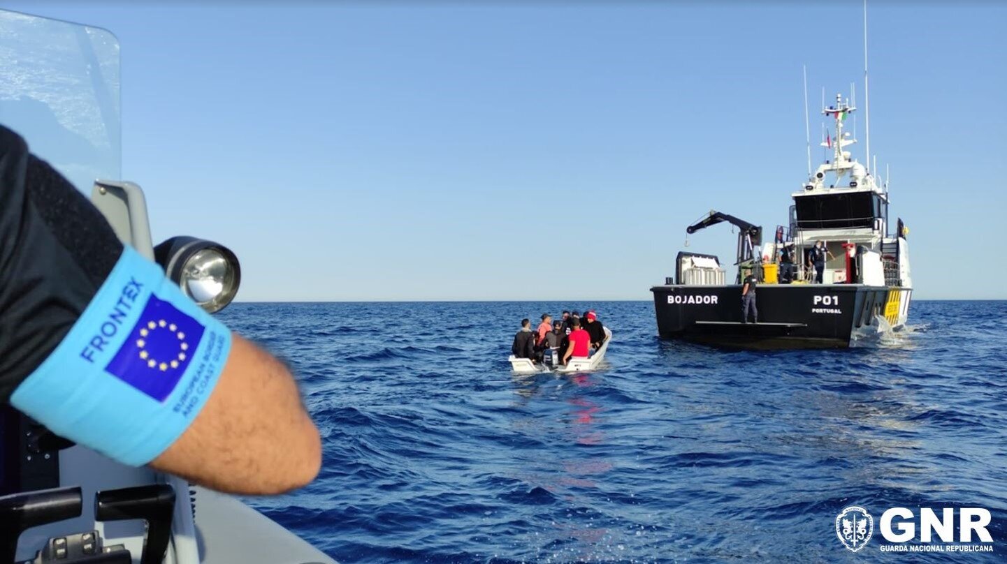 Dez migrantes tunisinos resgatados por lancha da GNR na ilha de Sardenha