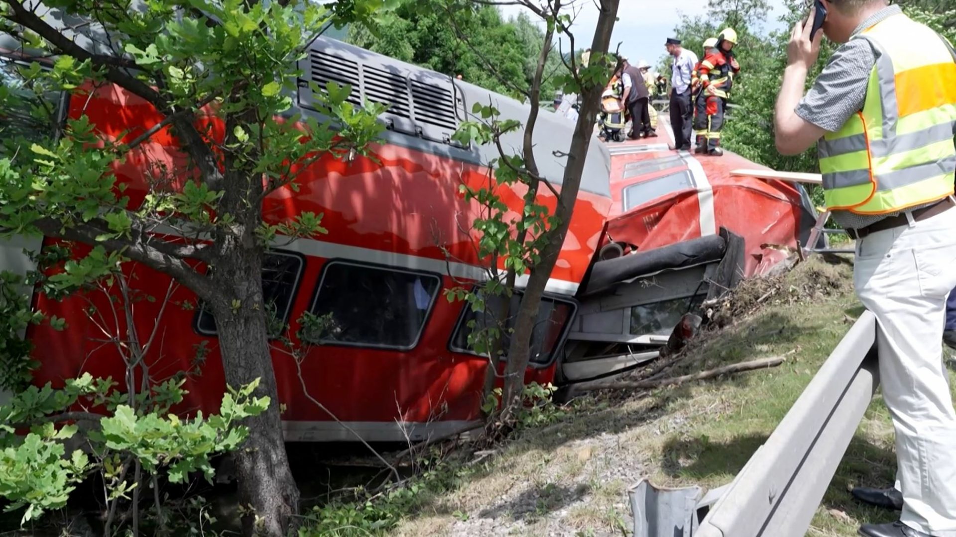 Alemanha. Pelo menos três pessoas morreram e 60 ficaram feridas em descarrilamento de comboio