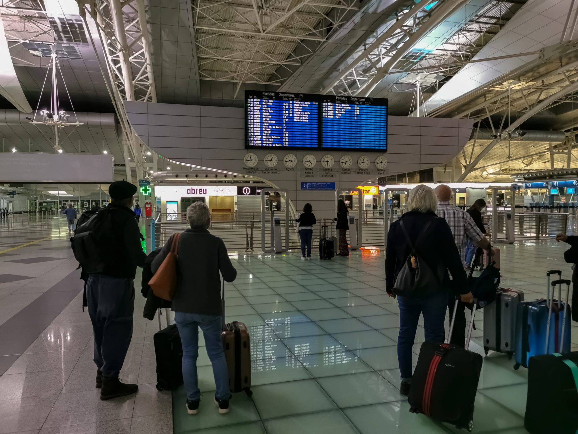 Sete funcionários do aeroporto do Porto constituídos arguidos por furto de bagagens e carga