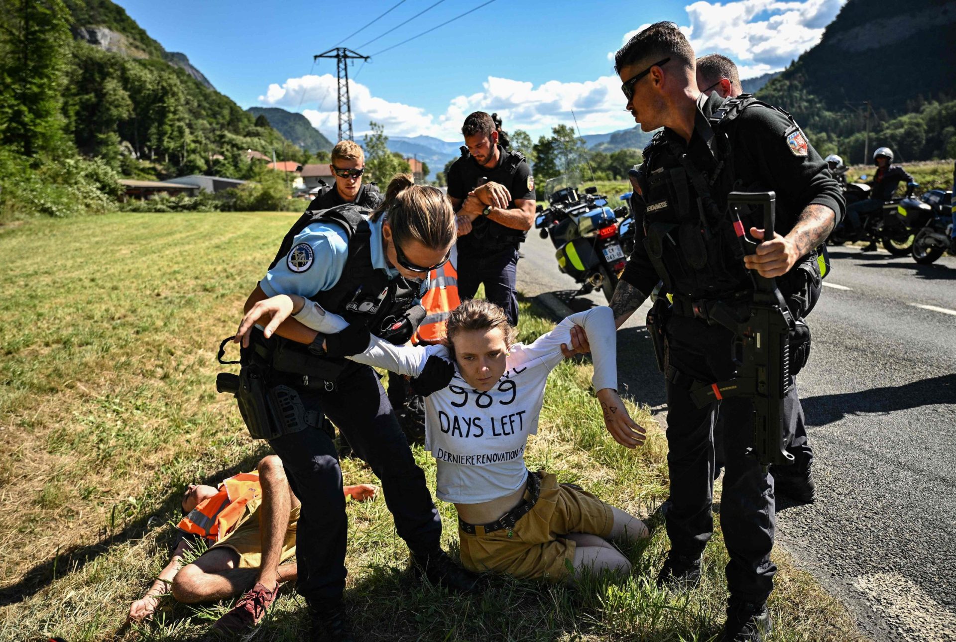 10.º etapa da Tour de França em bicicleta interrompida por ativistas em protesto